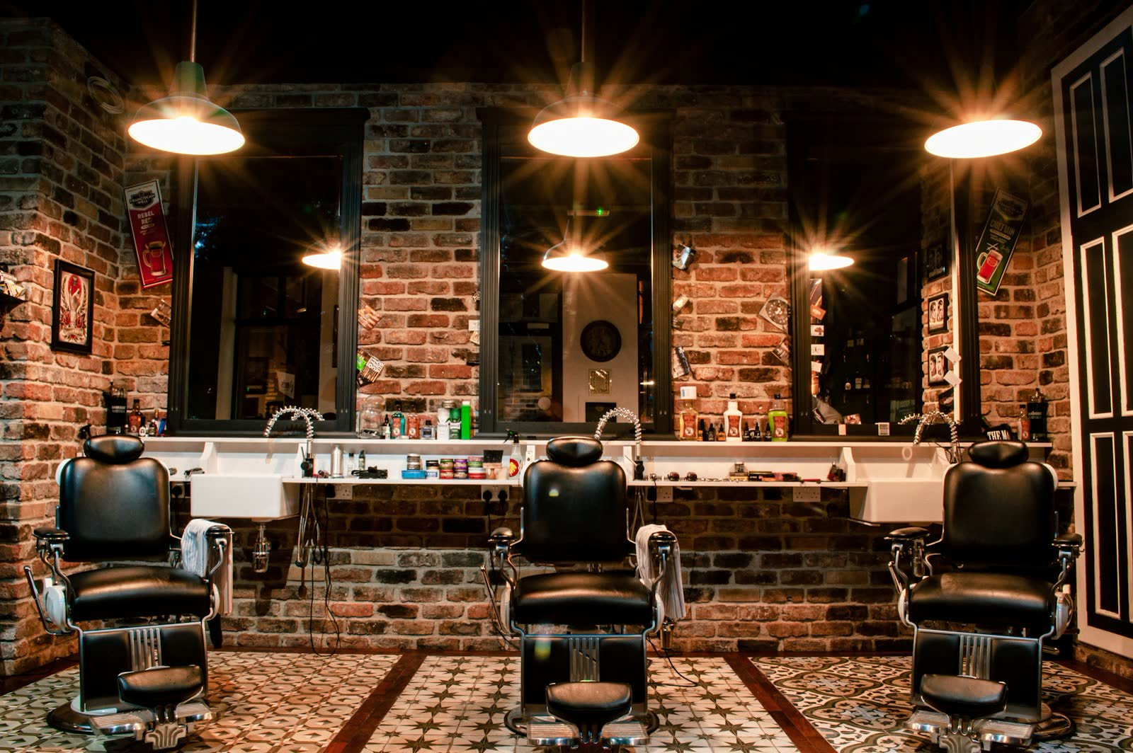 Barbershop mit Ledersesseln und Backsteinwand